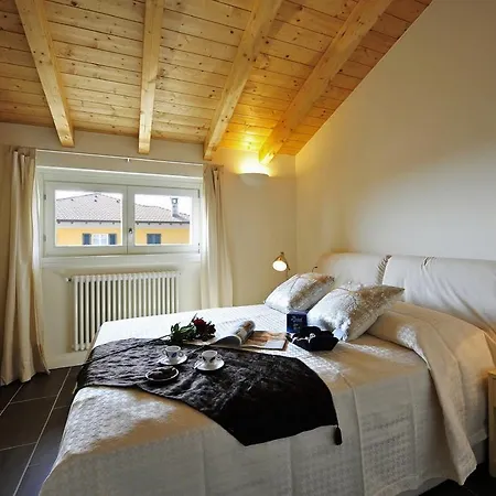 Orange - Apt. 4 *
